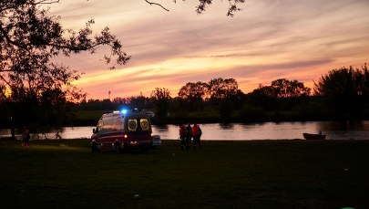 Skoczył do Narwi, mężczyzna chciał go ratować. Obaj są poszukiwani