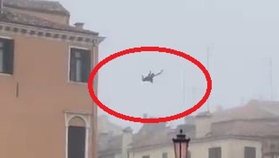 Skoczył z dachu do weneckiego kanału. "Świadectwo głupoty" [FILM]