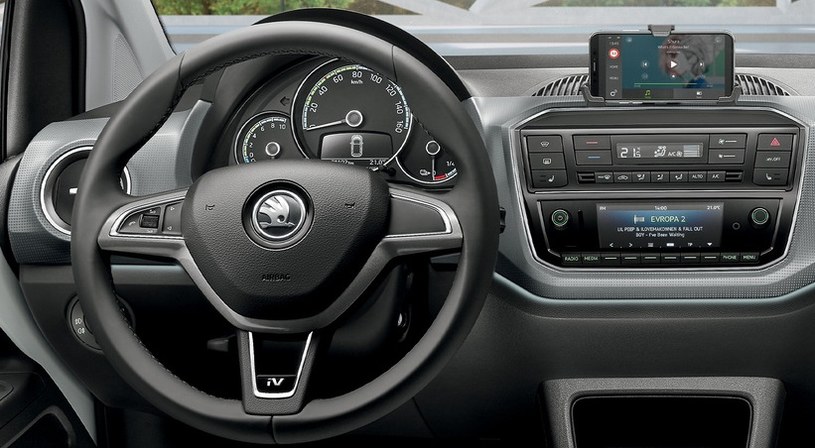 Skoda Citigo-e iV nie ma systemu multimedialnego, więc testujący oceniał między innymi działanie nawigacji w swoim smartfonie. Jeśli jesteś zadowolony ze swojego smartfona, dodaj kilka punktów do oceny końcowej /Informacja prasowa