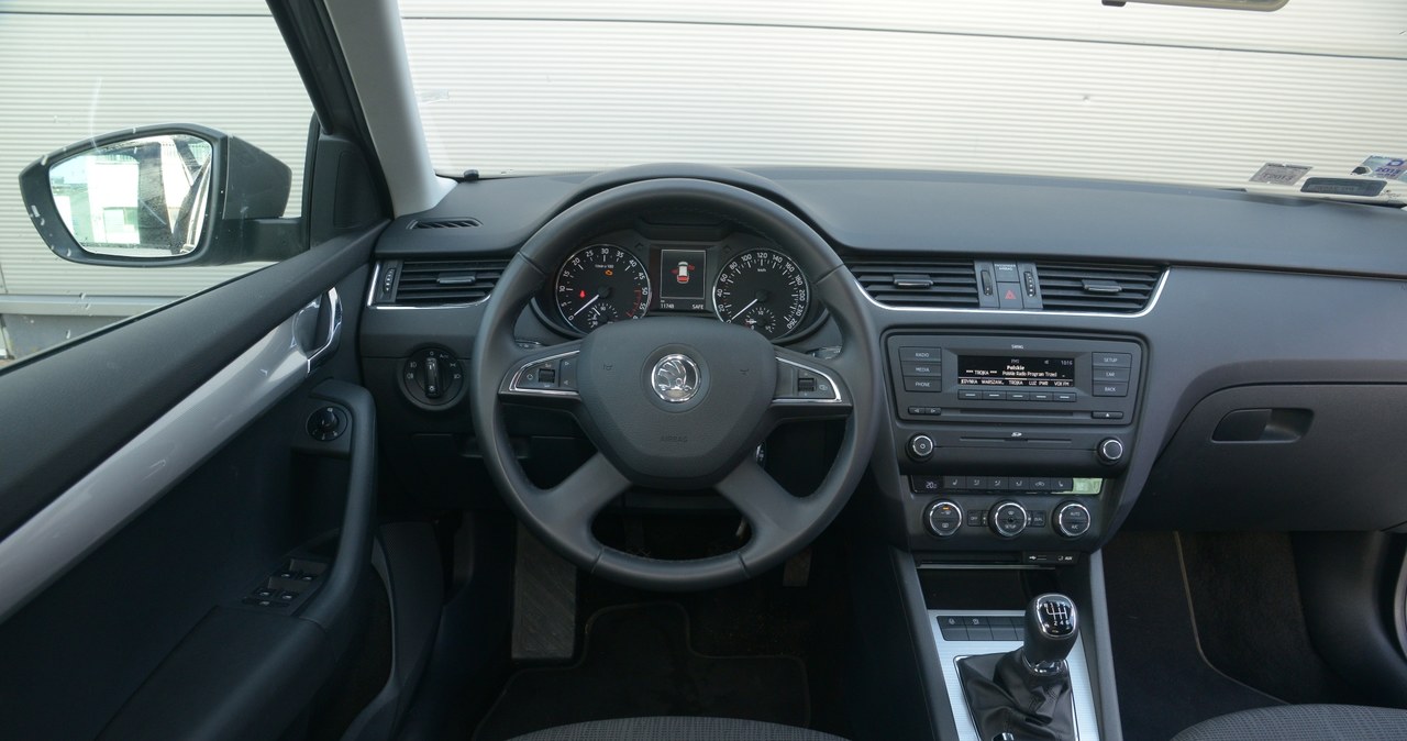 Skoda Octavia Combi 2.0 TDI Elegance: deska rozdzielcza jest elegancka, ergonomiczna i wykonana z dobrych materiałów. Na zdjęciu radio Swing (auto z Czech), ale w Polsce wersja Elegance ma już radio Bolero z dotykowym ekranem. /Motor