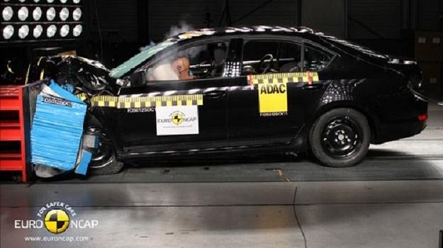 Skoda Octavia III zdobyła w testach zderzeniowych Euro NCAP maksymalną notę 5 gwiazdek. /Euro NCAP
