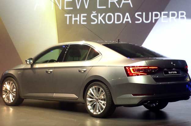 Nowa Skoda Superb Przod I Tyl Tchnace Pewnoscia Siebie Motoryzacja W Interia Pl