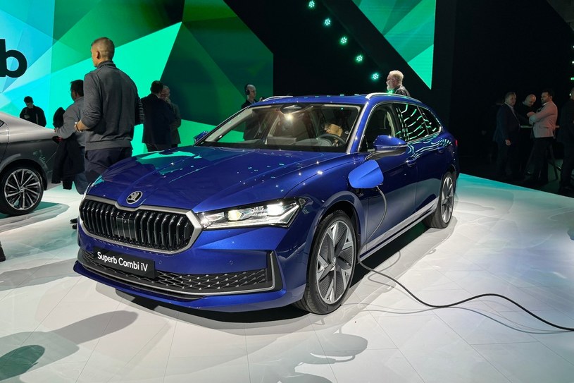 Skoda Superb Combi z napędem PHEV przejedzie prawie 100 km wyłącznie na silniku elektrycznym /Sebastian Kościółek