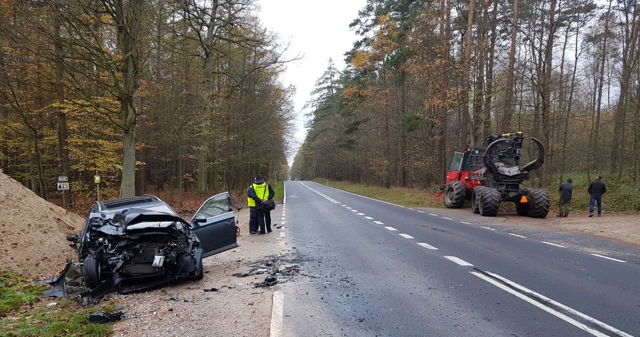 Skoda z dużą siłą uderzyła w nieoświetlonego forwardera /Policja