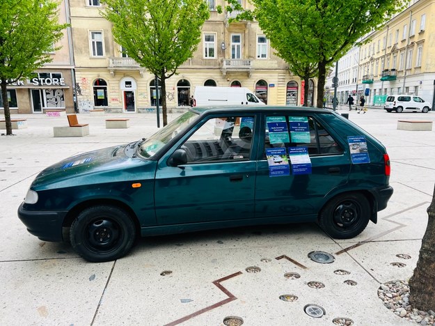Skoda zaparkowana na placu Pięciu Rogów w Warszawie /Kacper Wróblewski /RMF FM