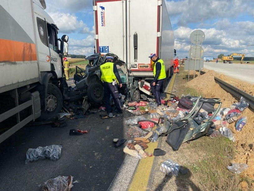 Skoda została zmiażdżona między dwoma 40-tonowymi zestawami /Policja