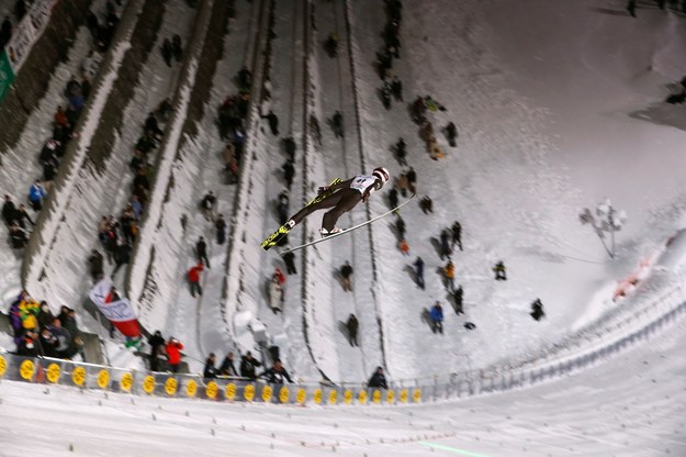 Skok Kamila Stocha w drugiej serii zawodów w Sapporo: Polak poszybował na 148,5 metra /KIMIMASA MAYAMA /PAP/EPA