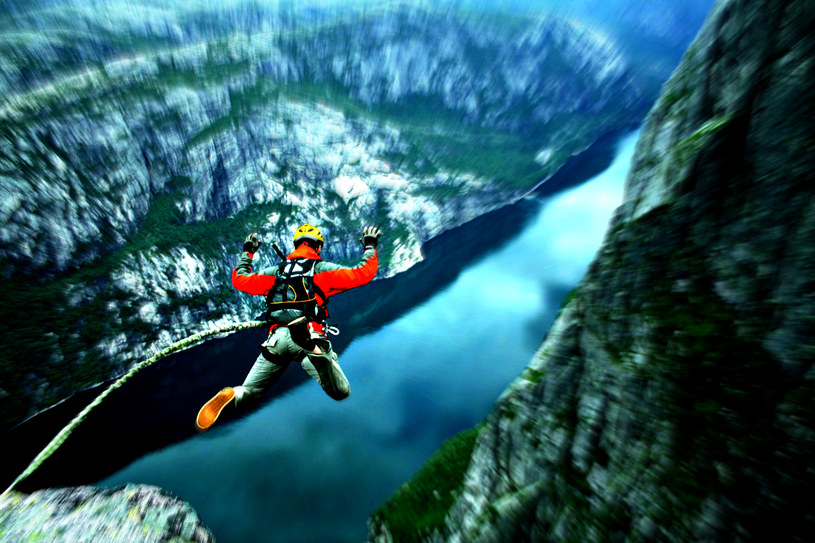 Skok na bungee w czasie urlopu? Dlaczego nie! /123RF/PICSEL