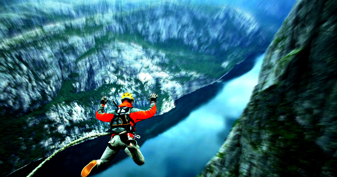 Skok na bungee w czasie urlopu? Dlaczego nie! /123RF/PICSEL