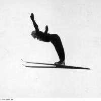 Mieczysław Wnuk w skoku z Wielkiej Skoczni na Krokwi podczas Międzynarodowych Zawodów Narciarskich o Mistrzostwo Polski w Zakopanem, 1938-02