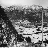 Widok wieży rozbiegowej skoczni narciarskiej w Garmisch-Partenkirchen podczas Zimowych Igrzysk Olimpijskich w 1936 roku