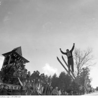 Tadeusz Wowkowicz w skoku narciarskim ze Skoczni Wielkiej na Krokwi podczas Międzynarodowych Zawodów Narciarskich o Mistrzostwo Polski w Zakopanem, 1935-02