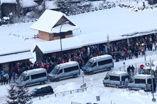 Skoki narciarskie - Puchar Świata w Zakopanem. Mniej kibiców w okolicy Wielkiej Krokwi, interwencje policji