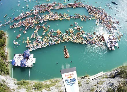 Skoki obserwują tysiące ludzi z pontonów i łódek. Fot.: Red Bull Photo Files /materiały prasowe