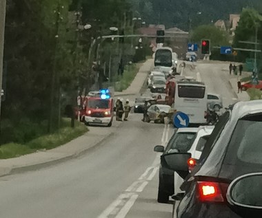 Skomielna Biała na zakopiance: Zderzenie autobusu i samochodu osobowego
