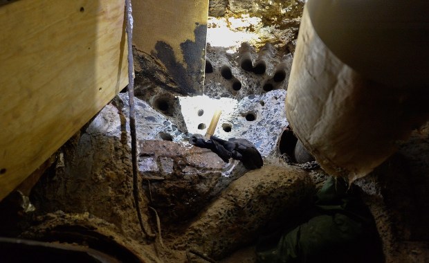 Skompromitowali strażników więzienia. Wciąż są na wolności 