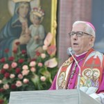 Skompromitowany arcybiskup udziela sakramentów