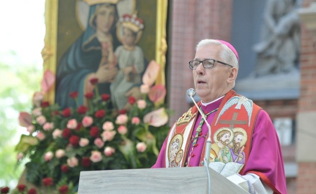 Skompromitowany arcybiskup udziela sakramentów