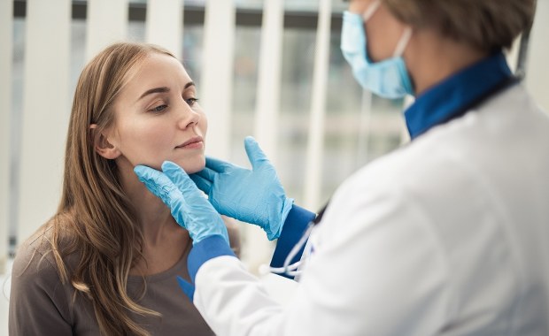 Skończyłeś 20 lat? Możesz skorzystać z nowego programu NFZ