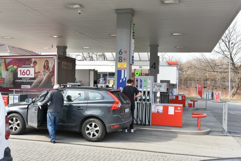 Skończyły się obniżki cen paliw. Ceny oleju napędowego pójdą w górę /Albin Marciniak /East News
