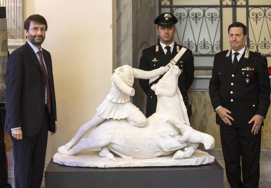 Skonfiskowana przez karabinierów antyczną rzeźbę /MASSIMO PERCOSSI /PAP/EPA