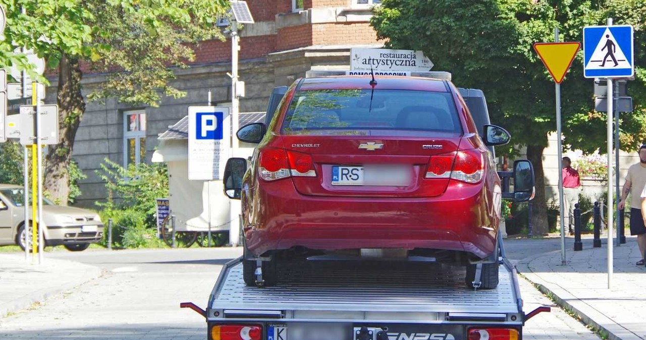 Skonfoskowane nietrzeźwym kierowcom samochody trafią na aukcję. Można je będzie kupić nawet za pół ceny /Marek Bazak /East News