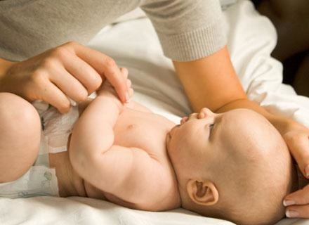 Skóra niemowlęcia jest delikatna, cienka i podatna na podrażnienia /ThetaXstock