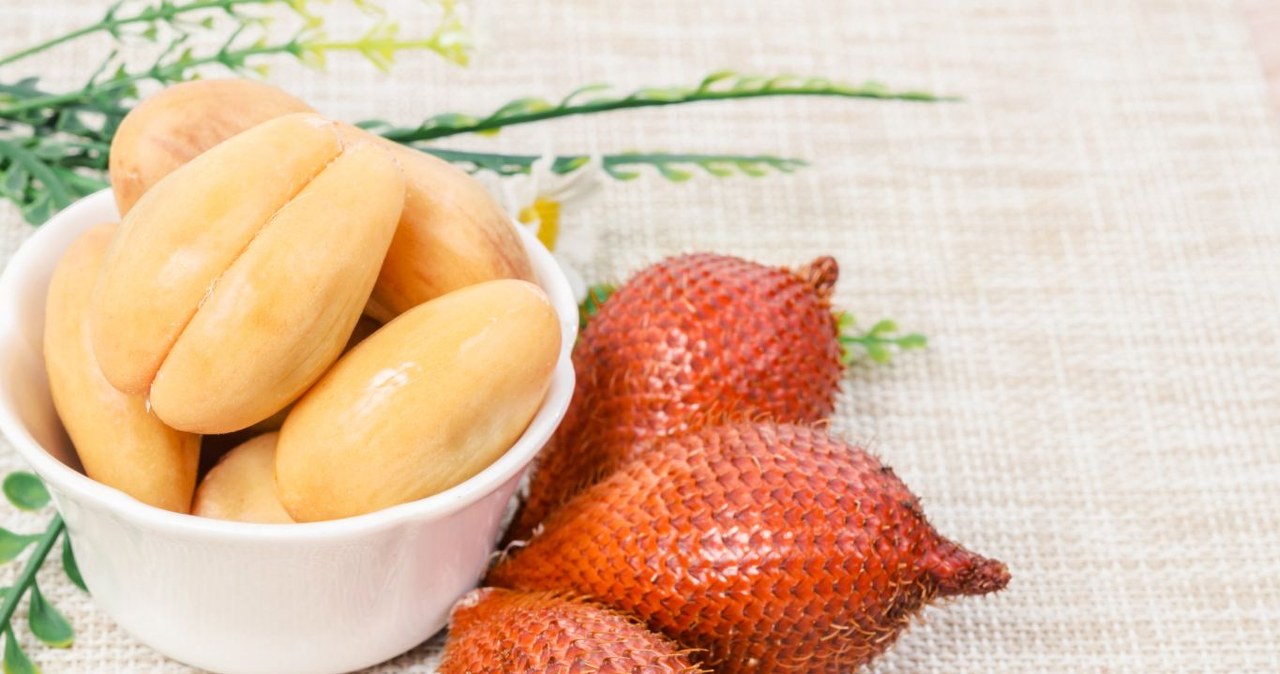 Skóra tego wartościowego owocu przypomina skórę węża lub smocze łuski. /Gam1983 /Canva Pro