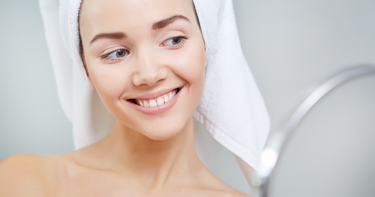 Skórę pod oczami rozjaśnisz domowym sposobem z ziemniakiem /123RF/PICSEL