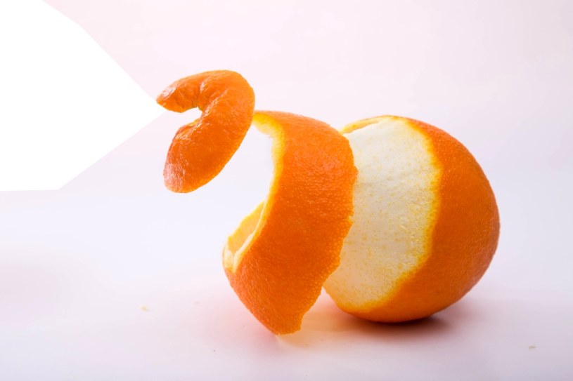 Skórka pomarańczy może być pomocna w walce z mszycami /123RF/PICSEL