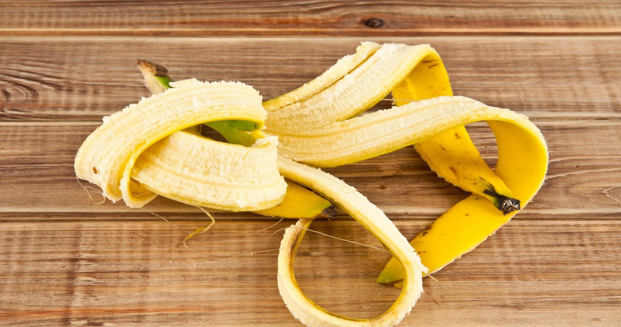 Skórka z banana idealnie nadaje się do odżywienia storczyków