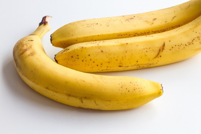 Skórka z banana ma wiele zastosowań /123RF/PICSEL