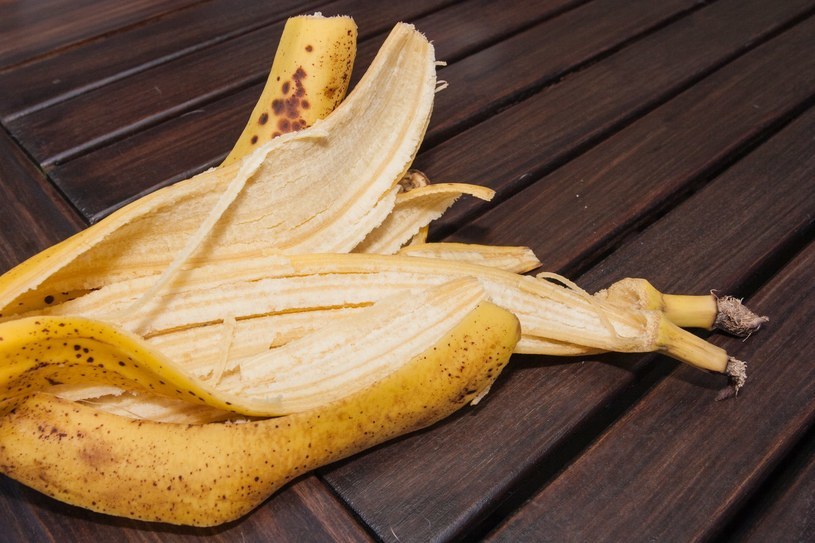 Skórka z banana nadaje się do nawożenia tui /123RF/PICSEL