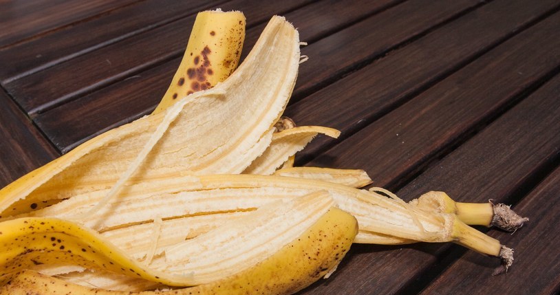 Skórka z banana wymieszana z fusami i kawą stworzy odżywczy koktajl dla grubosza /123RF/PICSEL