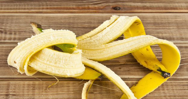 Skórki banana znakomicie odżywią krzewy różane. Dzięki nim będą bujnie i długo kwitły. /123RF/PICSEL