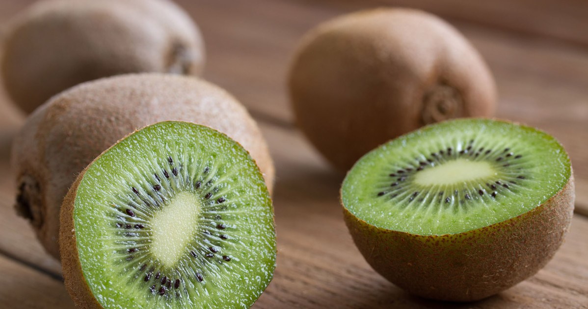 Skórki z kiwi warto wykorzystać do przygotowania domowego nawozu. /123RF/PICSEL