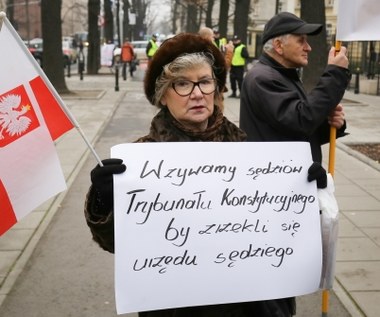 "Skorumpowani sędziowie". Manifestacje pod siedzibą TK