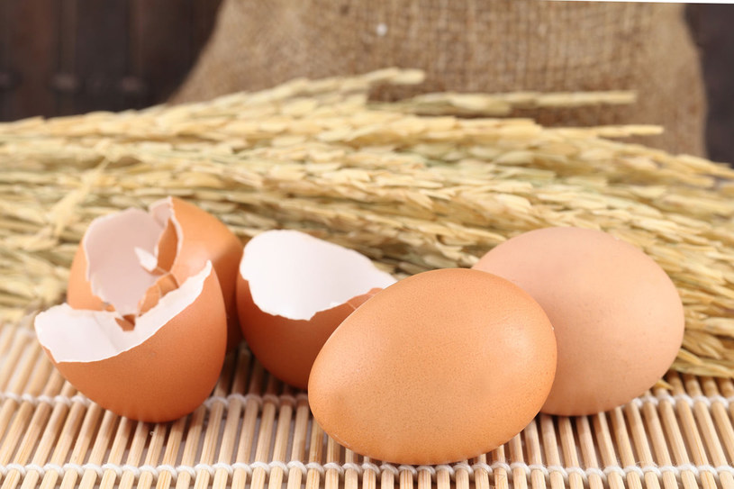 Skorupki z jajek dodane do diety to świetny sposób na mocne kości, włosy i paznokcie /123RF/PICSEL