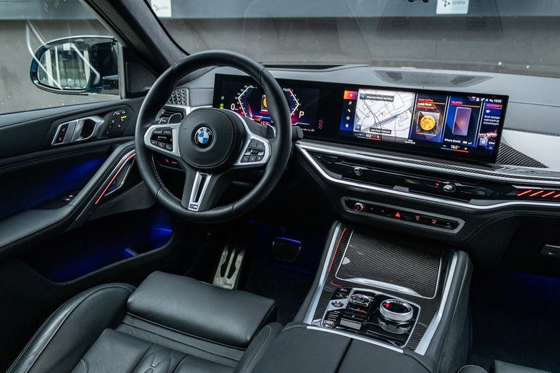Skórzane wykończenie wnętrza, wstawki z włókna węglowego oraz podsufitka z alcantary dodają szlachetności wnętrzu BMW X6, ale każdy z tych elementów wymaga dopłaty /Karol Tynka /INTERIA.PL