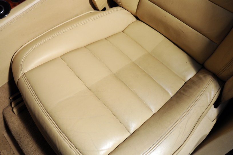 Skórzany fotel w VW Touaregu po wyczyszczeniu połowy siedziska. /Motor