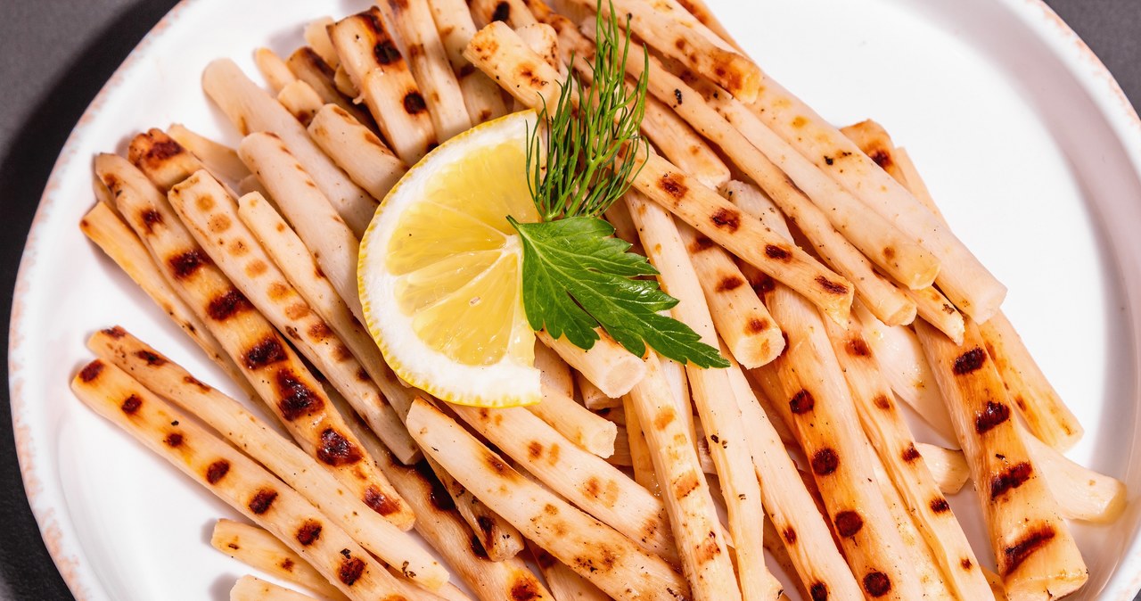 Skorzonera pysznie smakuje w wersji grillowanej lub gotowanej z bułką tartą /fuzullhanum /123RF/PICSEL
