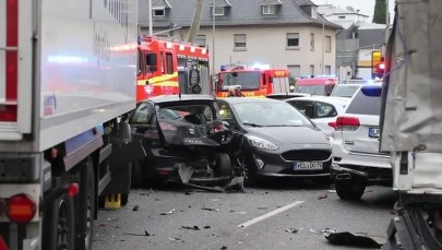 Skradzioną ciężarówką staranował samochody. Policja nie wyklucza zamachu