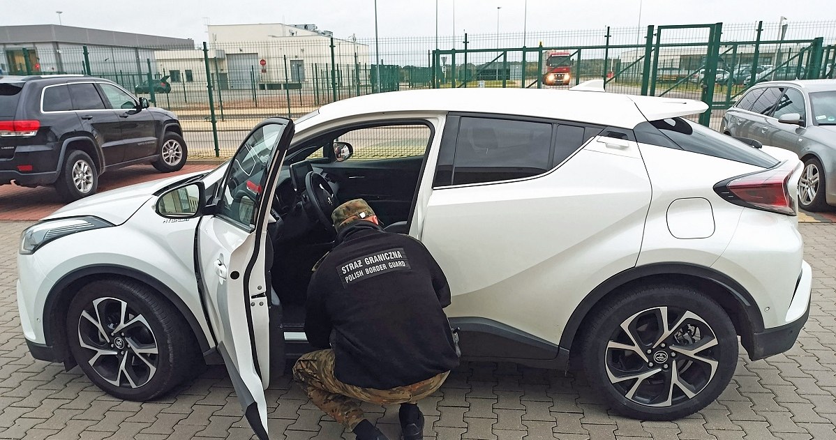 Skradziona w Hiszpanii Toyota C-HR wartości 100 tys. zł zatrzymana na granicy przez funkcjonariuszy Nadbużańskiego Oddziału Straży Granicznej / fot. Straż Graniczna /