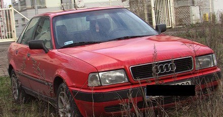 Skradzione audi 80 z początku lat dziewięćdziesiątych /Policja