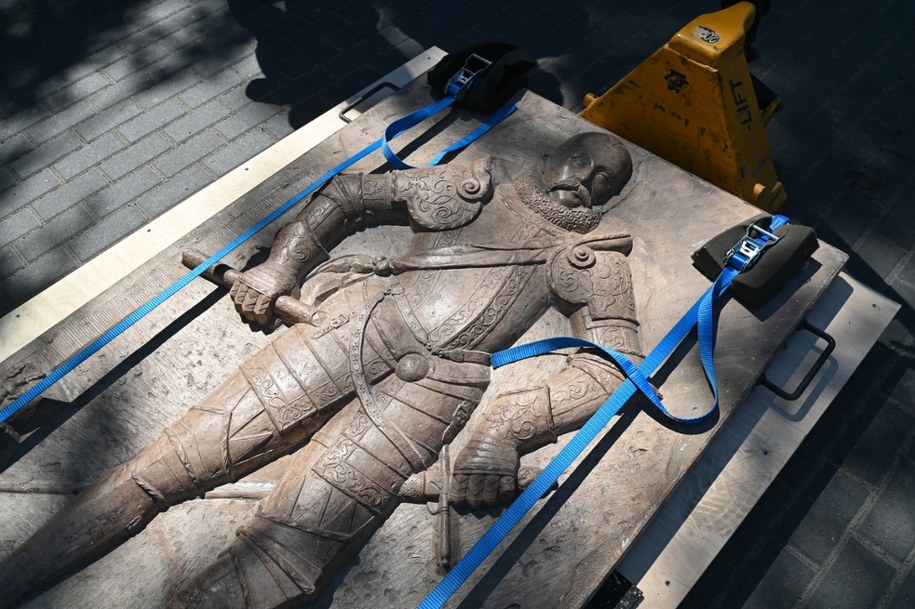 Skradzione epitafium upamiętniające Lüdeke III von Schöninga z 1613 roku powróciło do kościoła pw. Matki Bożej Nieustającej Pomocy w Lubiatowie /Marcin Bielecki /PAP