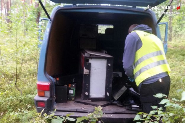 Skradziony bankomat został porzucony w lesie /Policja Częstochowa /