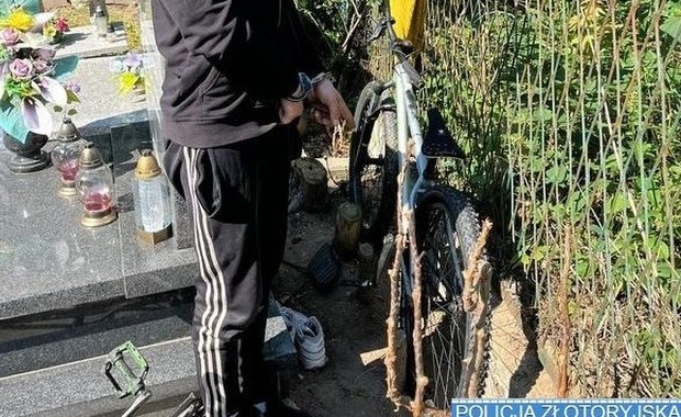 Skradziony rower ukrył… za grobem babci 