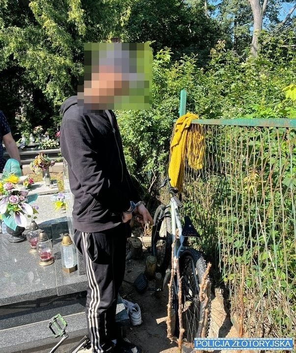 Skradziony rower ukryty na cmentarzu, za grobem babci /Policja Złotoryja /