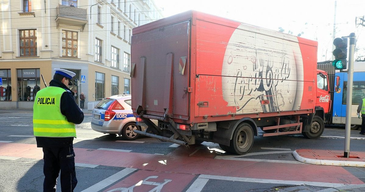 Skręcając w drogę poprzeczną kierowca ma obowiązek ustąpić pierwszeńśtwa rowerzyście /JAROSŁAW JAKUBCZAK/POLSKA PRESS /Agencja SE/East News