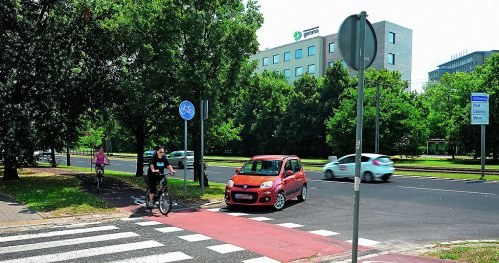 Skręcanie w drogę, przez którą przebiega ścieżka rowerowa /Motor